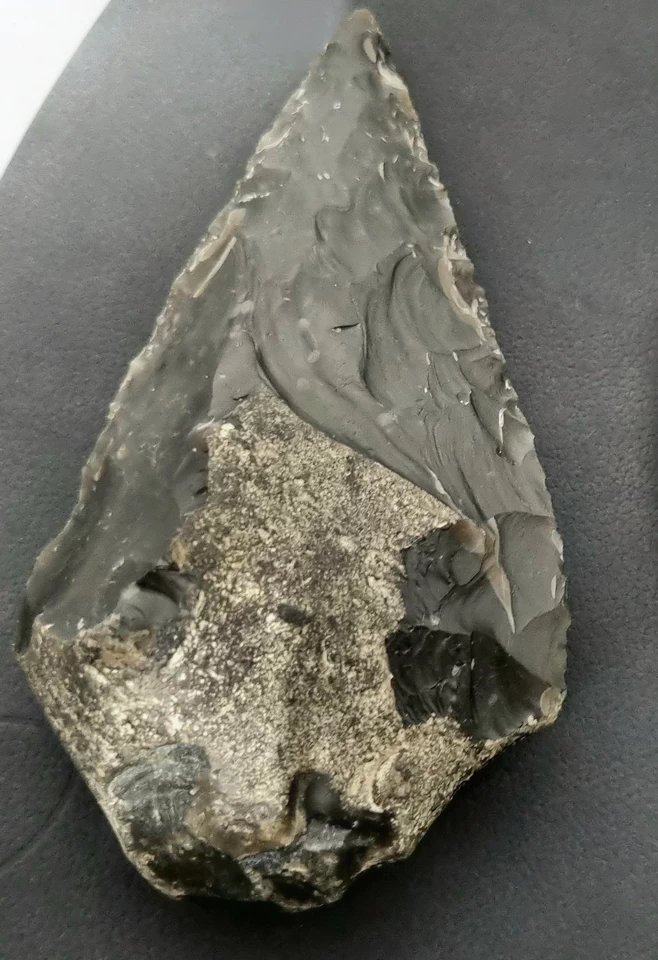 Ein Bild mit einem Faustkeil