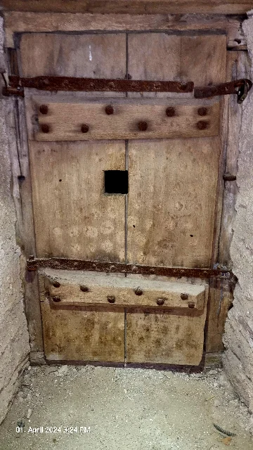 Eisenbeschlagene Holtür, Eingang zum Kerker