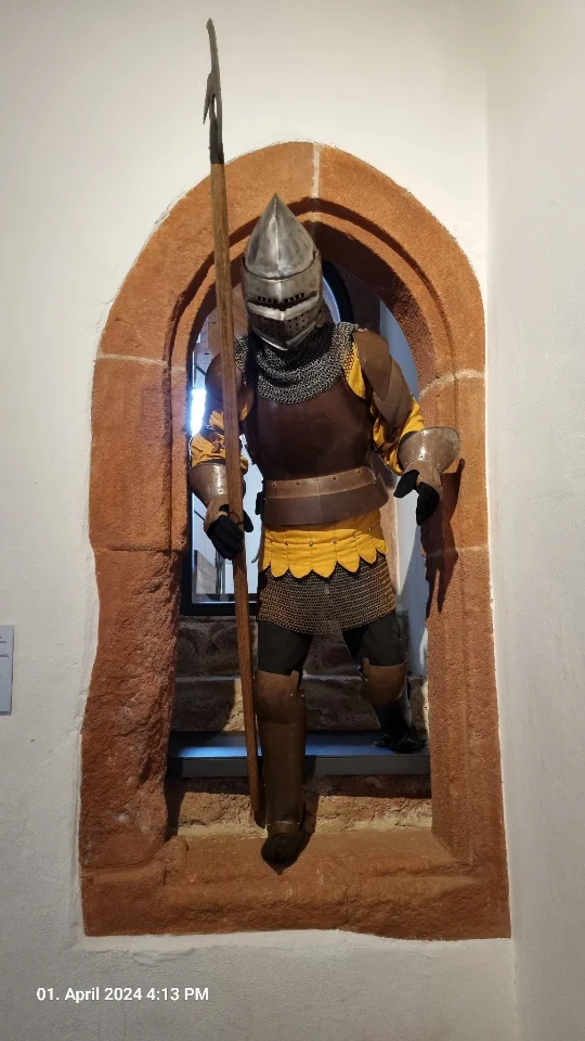 Ritter in Rüstung, der einen Speer hält