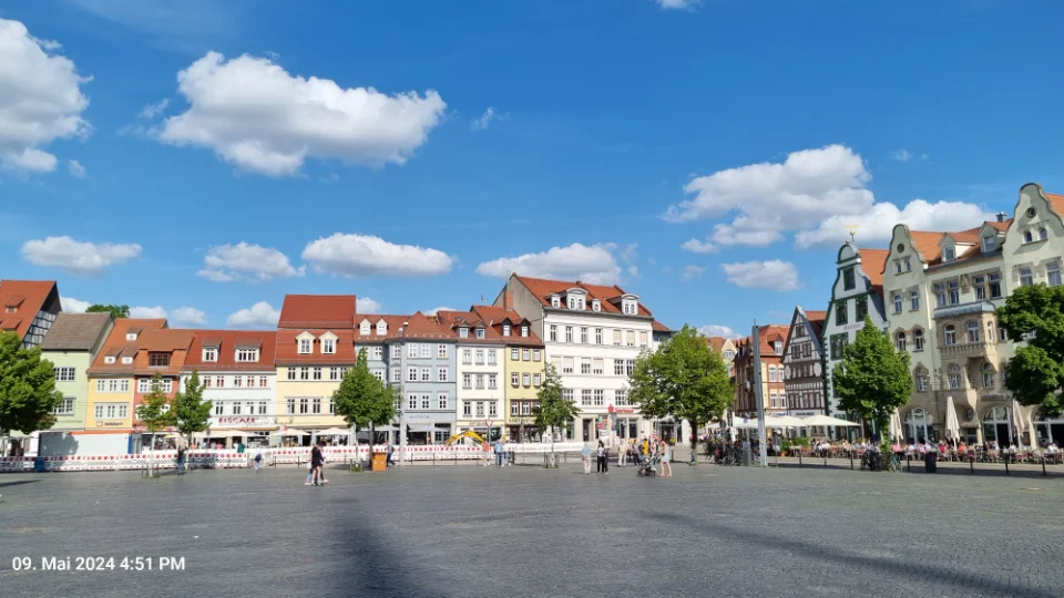 Blick auf eine Häuserzeile am Domplatz.