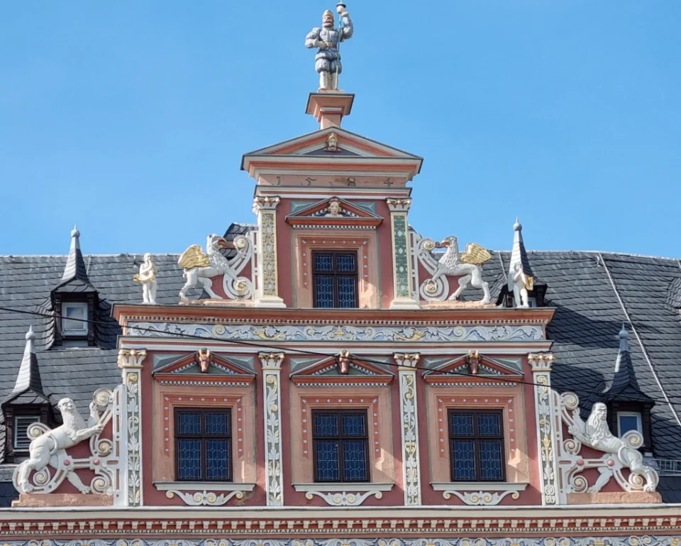 Blick auf eine Häuserzeile.