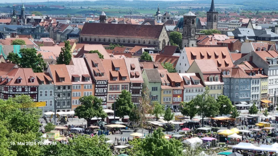 Blick auf Domplatz und Barfüßerkirche.