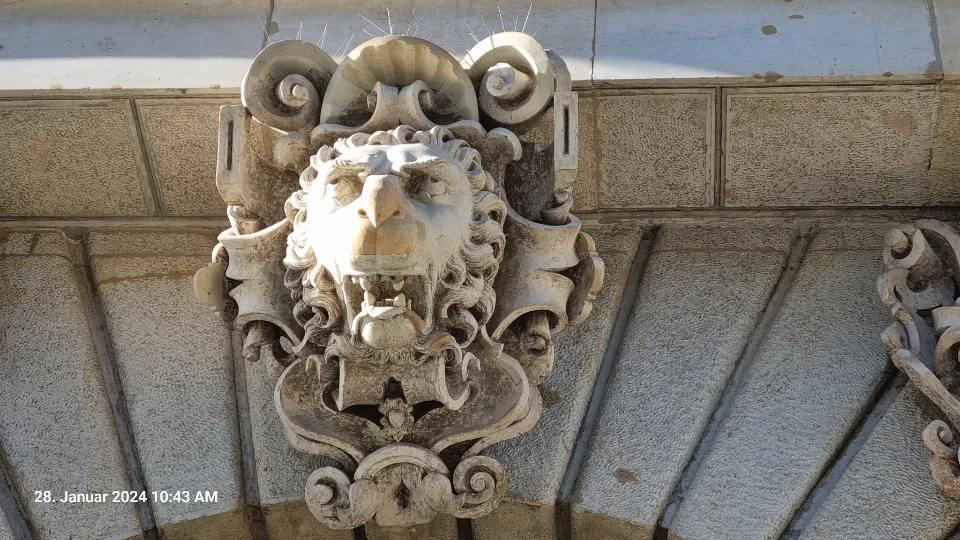 Schloss Dresden - Eine steinerne Löwenkopfskulptur