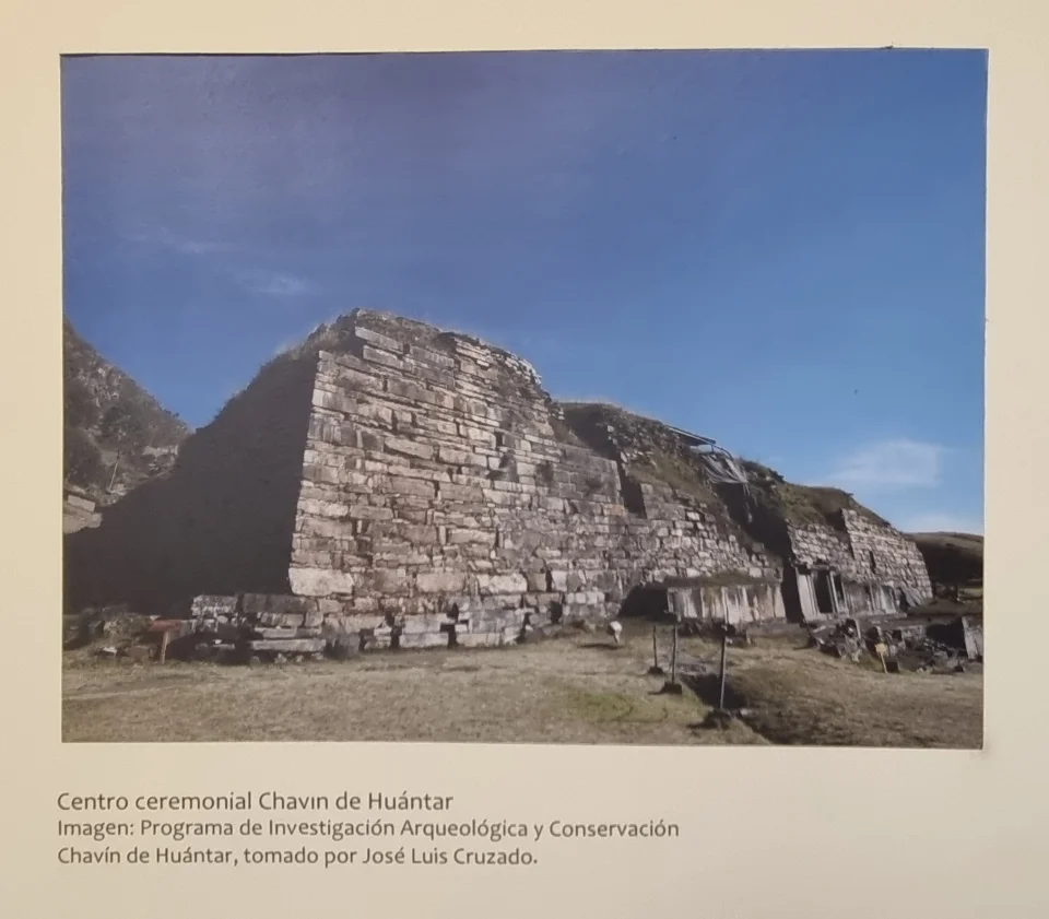 Foto der archäologischen Stätte Chavín de Huántar