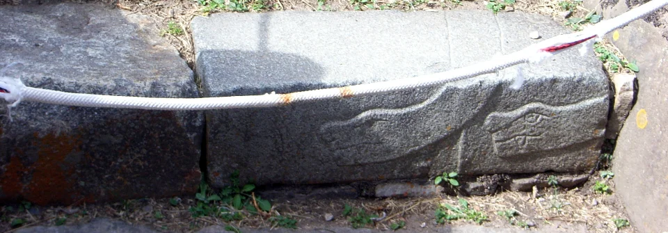 Schlangenrelieff an einer Treppenstufe