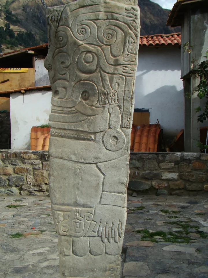Ansicht der Lanzon-Stele als Mensch-Katze-Hybridfigur