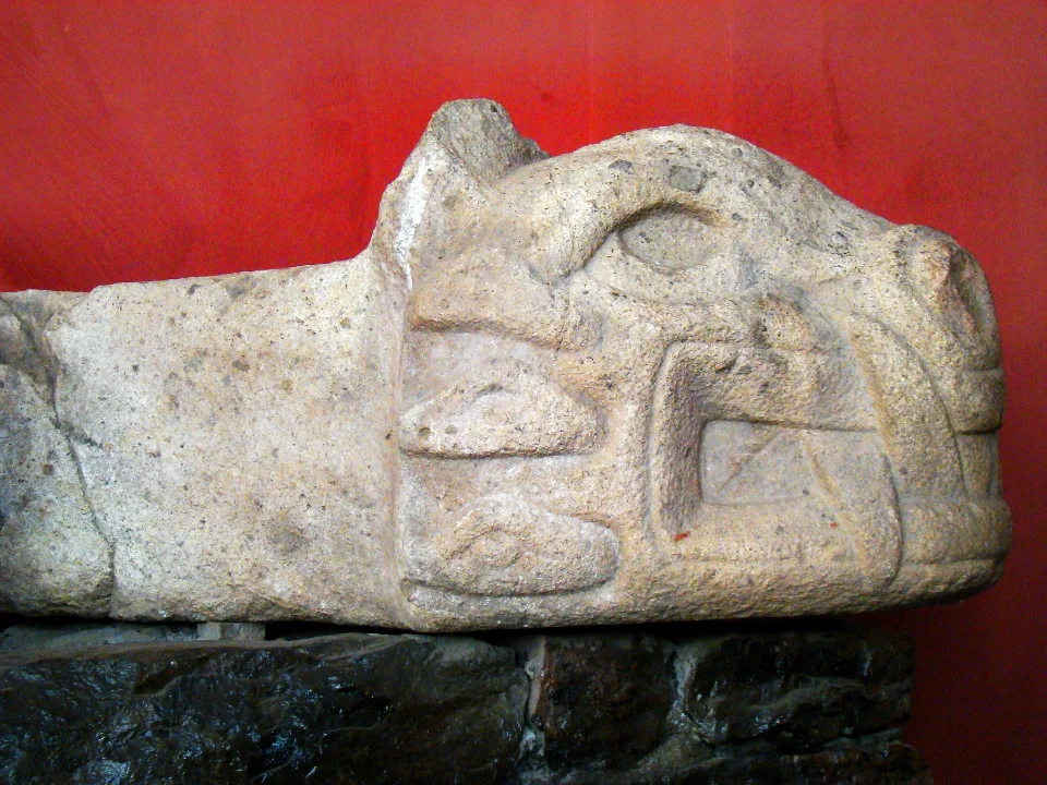 Ein Zapfenkopf der Chavinkultur