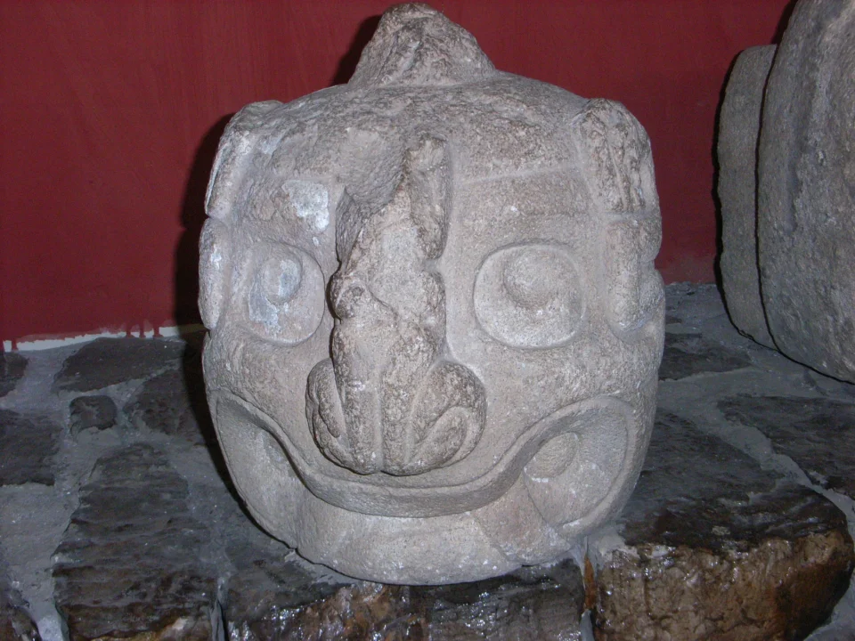 Ein Zapfenkopf der Chavinkultur