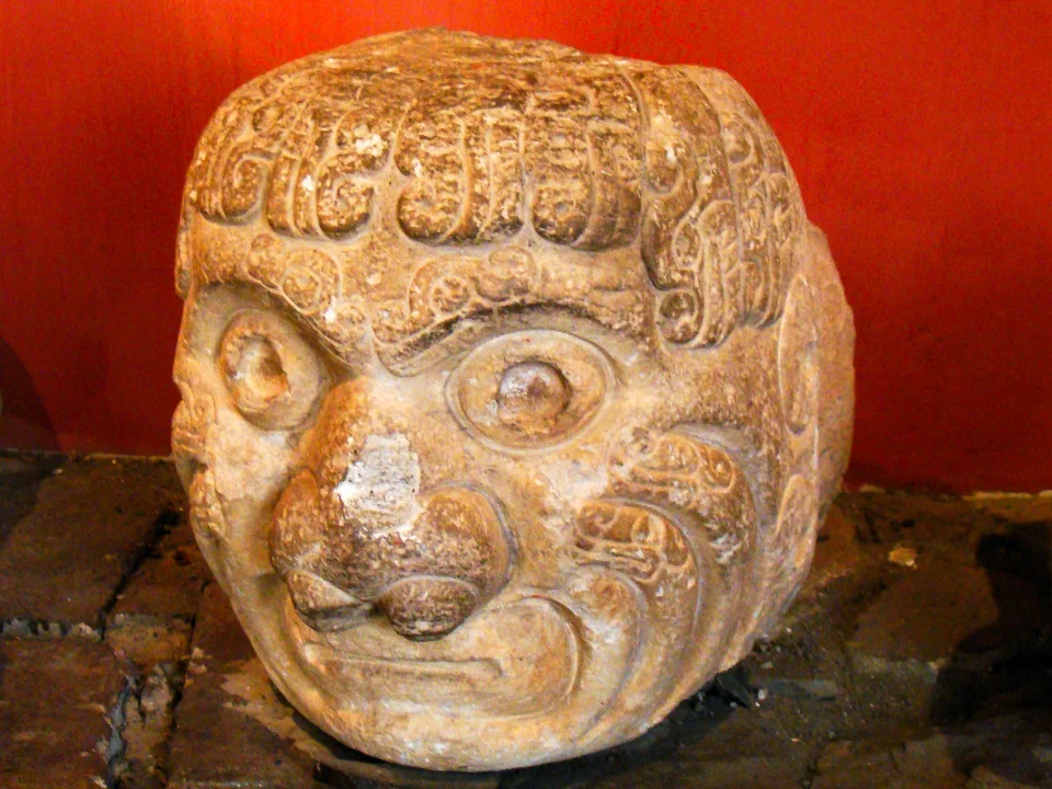 Ein Zapfenkopf der Chavinkultur