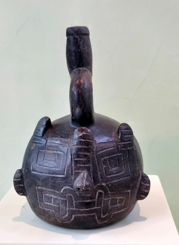 Geritzte Keramik, eine Raubkatze darstellend.