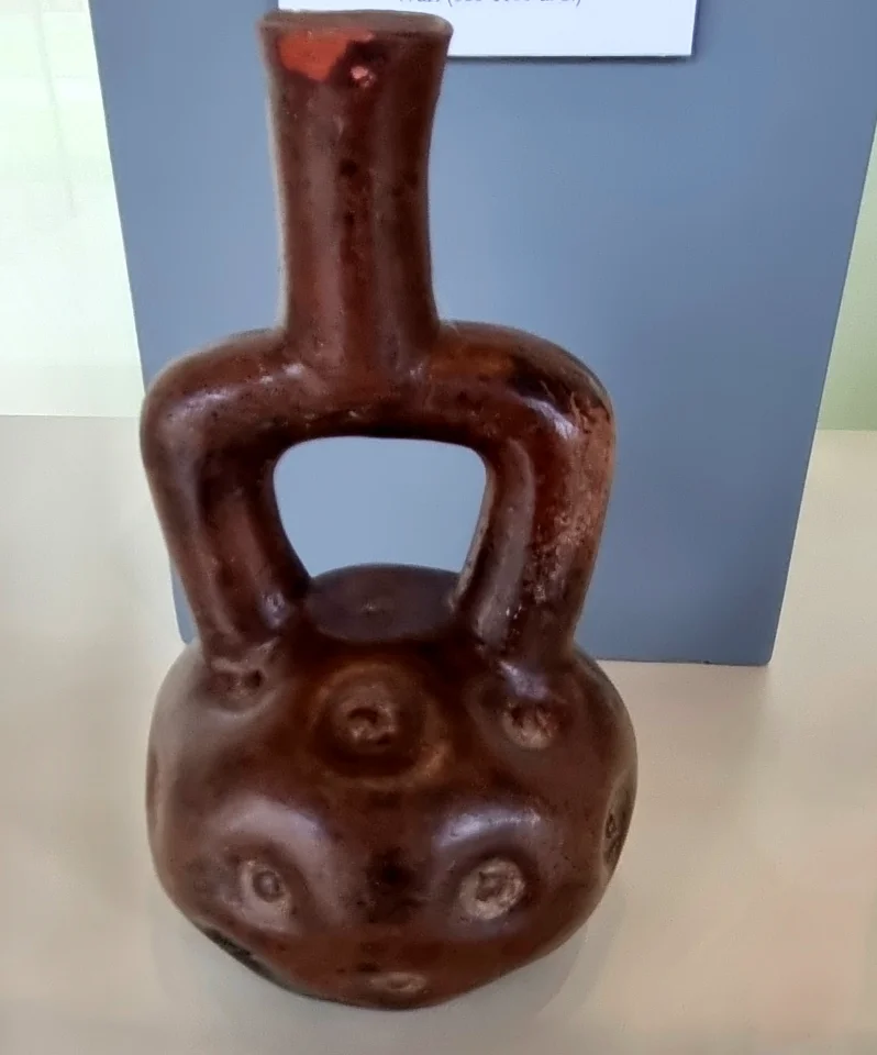 Kartoffelartiges Henkelgefäß