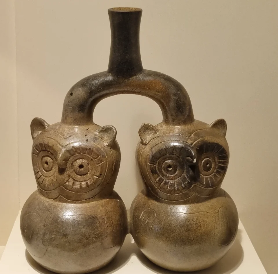 Henkelgefäß mit zwei Eulen