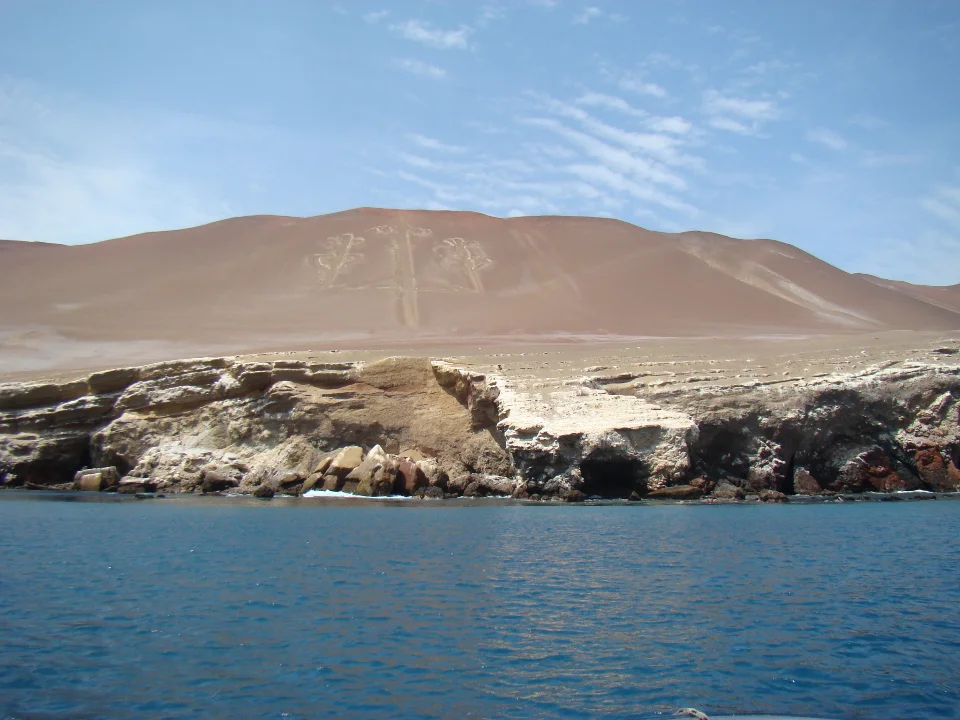 Blick auf den Candelabro vom Meer aus.
