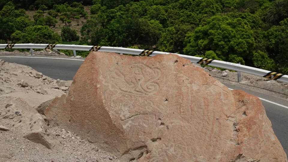 Petroglyphen am Straßenrand, verschiedene Motive